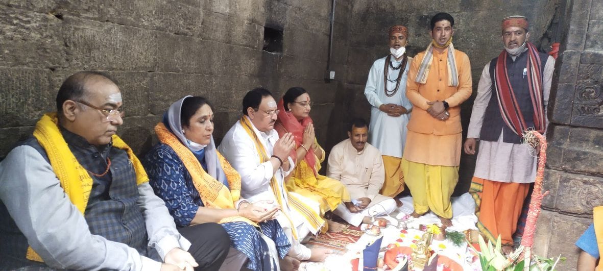 BJP National President Nadda offered prayers at Jageshwar Dham with family