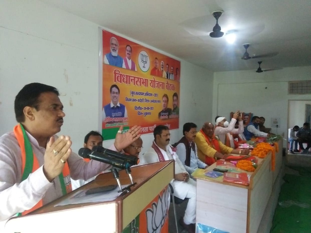 Workers engaged in victory campaign with strong determination