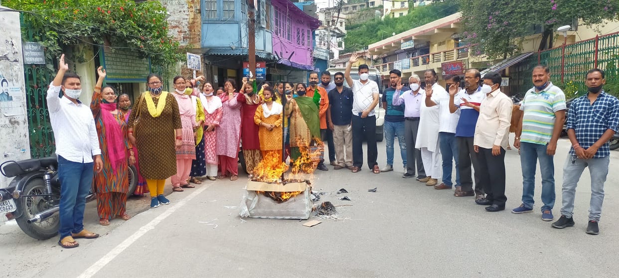Mahila Congress burnt effigy of Modi government in protest against inflation