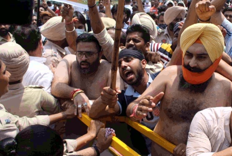 BJP Yuva Morcha demonstrated against Navjot Singh Sidhu in Amritsar