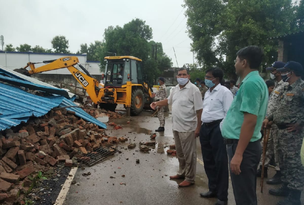 Gorakhpur Municipal Corporation Administration and Police removed 30 years old occupation of land