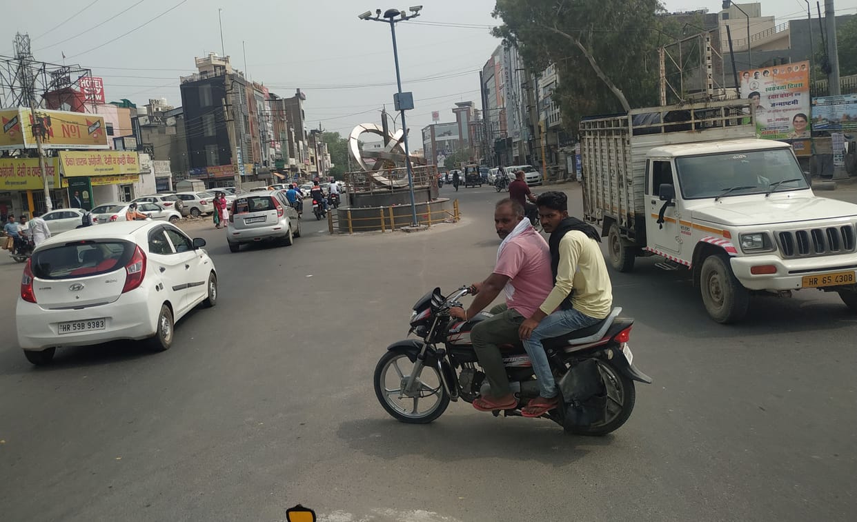 File to fix traffic lights lying in cold storage for two years, city is getting jammed