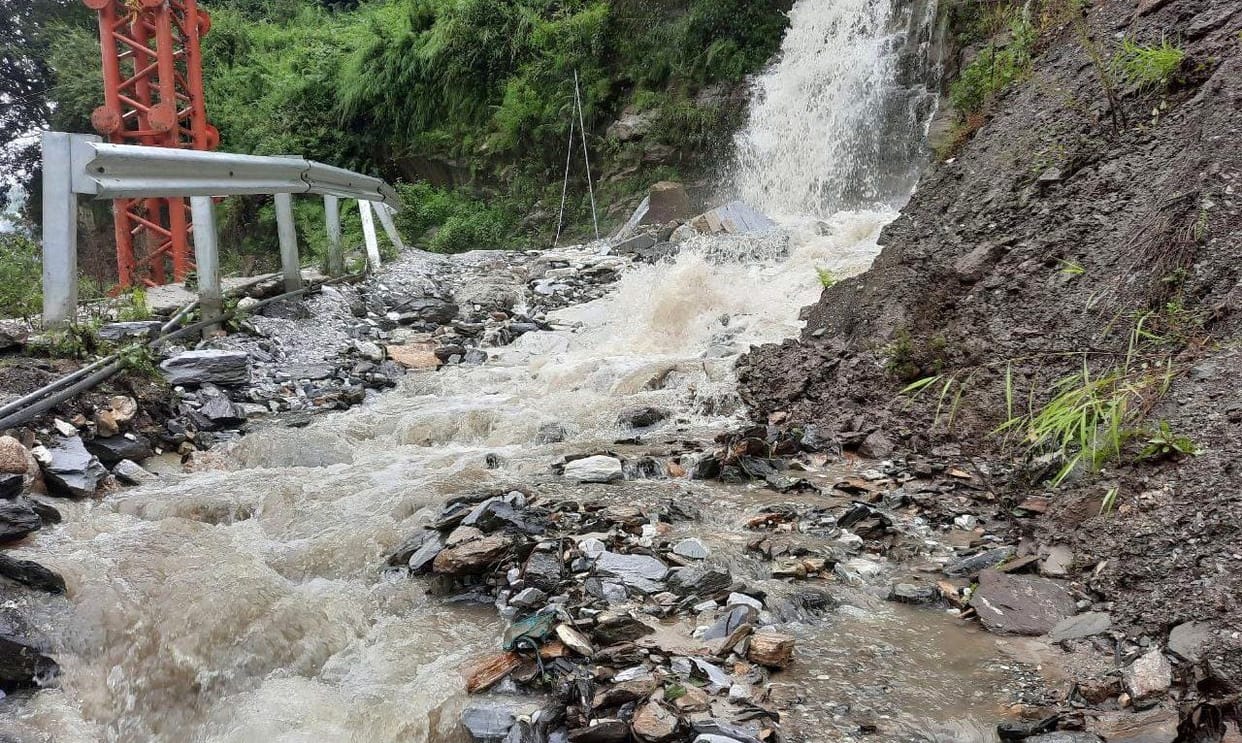 Jauljibi - Munsiyari road remained closed for 15 hours