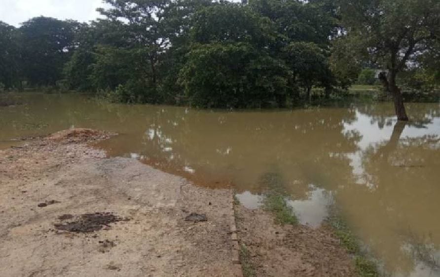 Chandauli: Two slips submerged by rain water, people reaching the market by circling 20 km