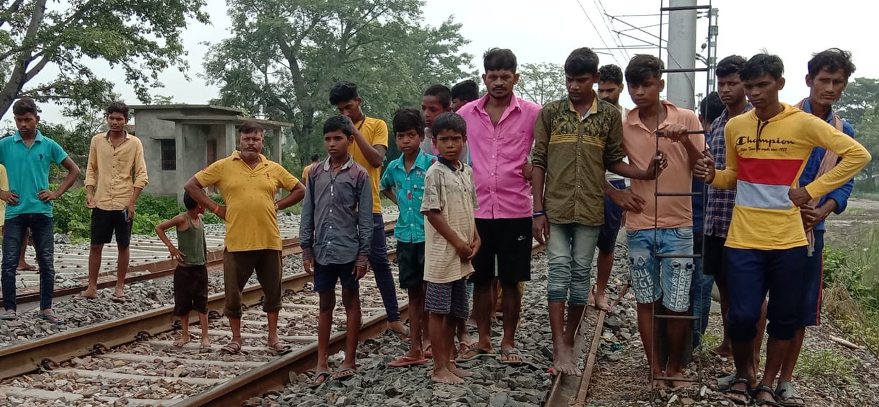 Old man jumped in front of train, died