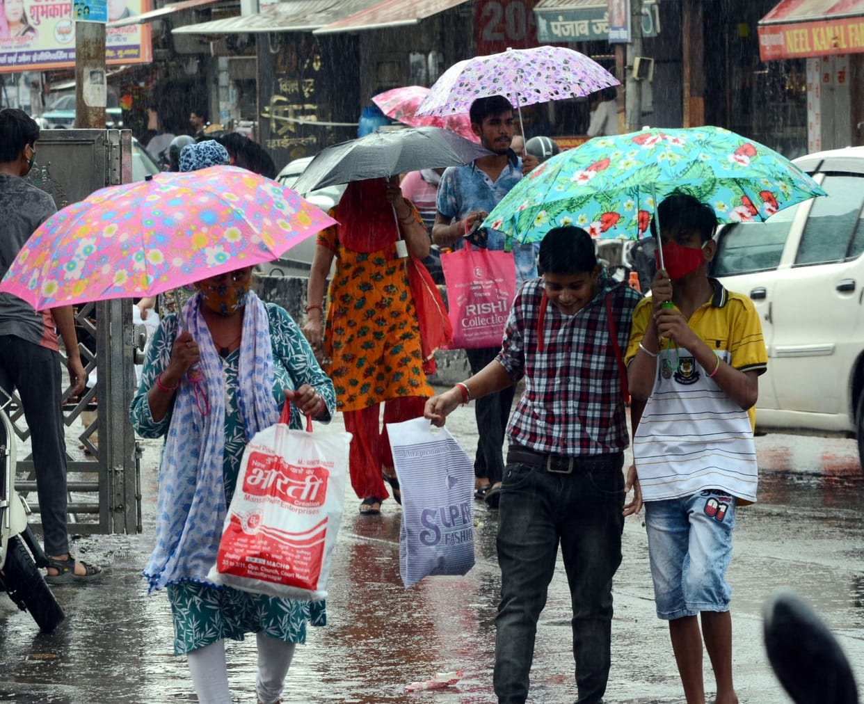 Drizzling continued throughout the day, mercury dropped, life affected