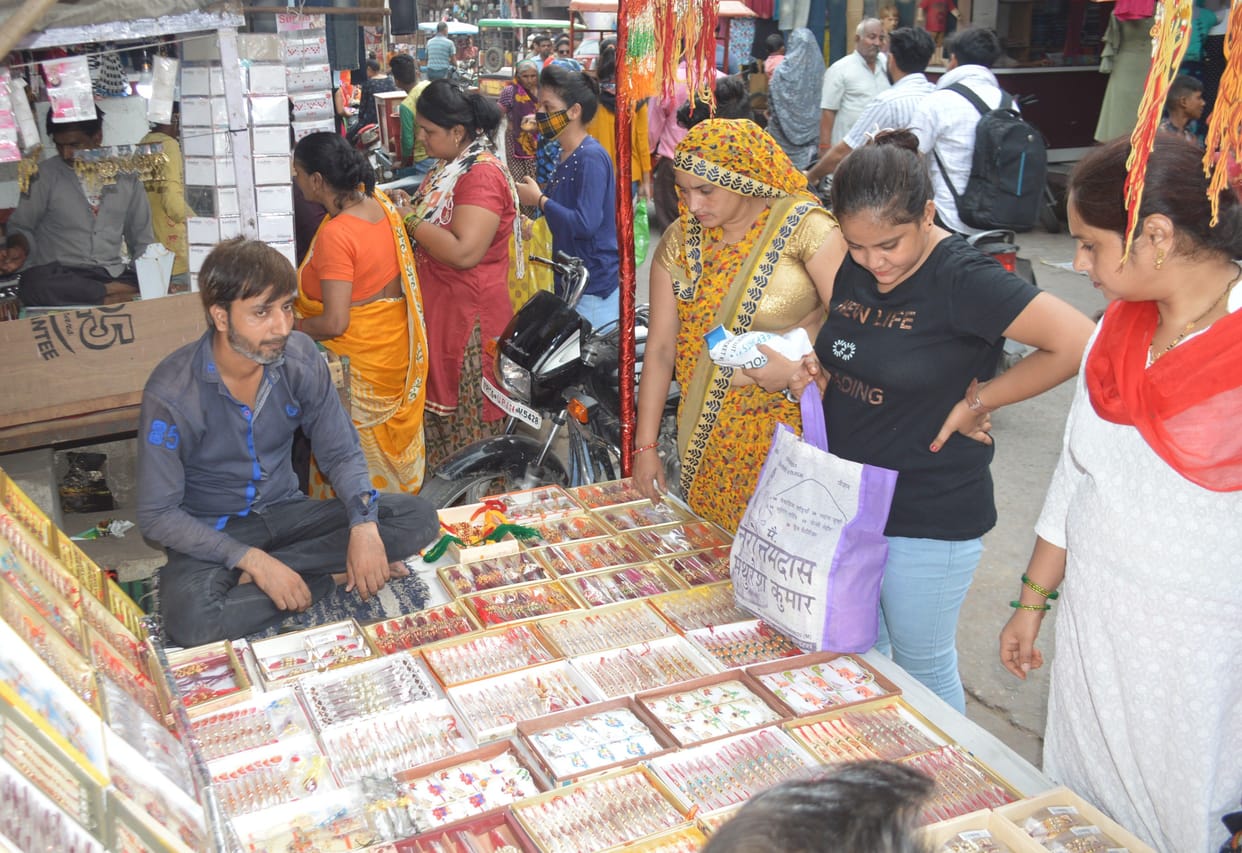 Hathras: Market decorated for Rakshabandhan, buyers gathered
