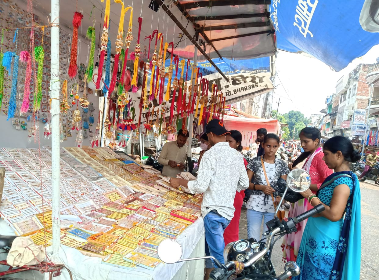 Markets decorated for Rakshabandhan, Ghevar and Batisha are wooing