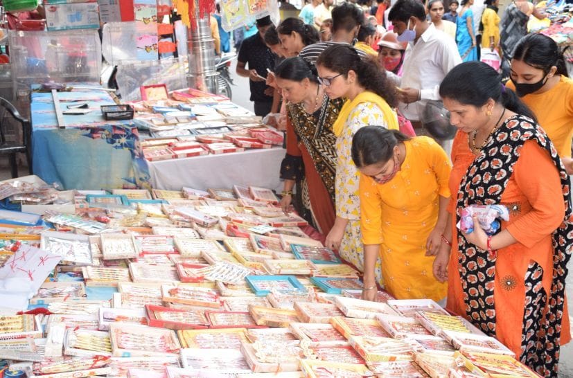 Crowd reached to market to buy Rakhi