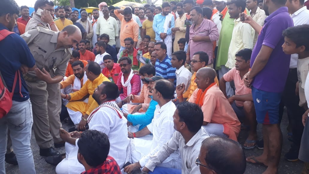 The outpost in-charge beat the booth president, the angry BJP workers made a ruckus in sonebhadra