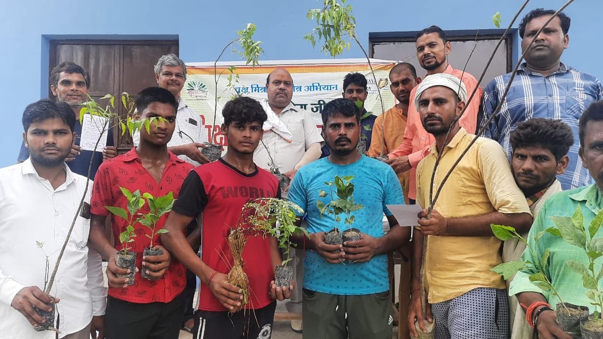 Mathura: 1500 fruit plants given to three hundred farmers