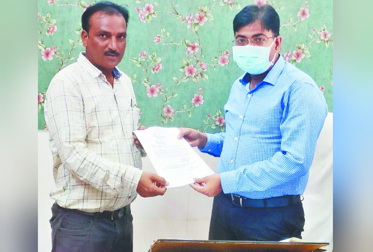 Village head honored for done vaccination in gram panchayat Bhatganwa in corona vaccination in Siddharthnagar