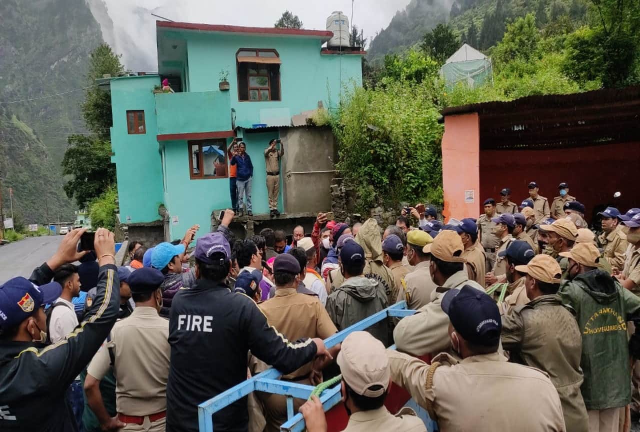 Badrinath Yatra : congress and localities badrinath dham march and protest for not starting badrinath yatra