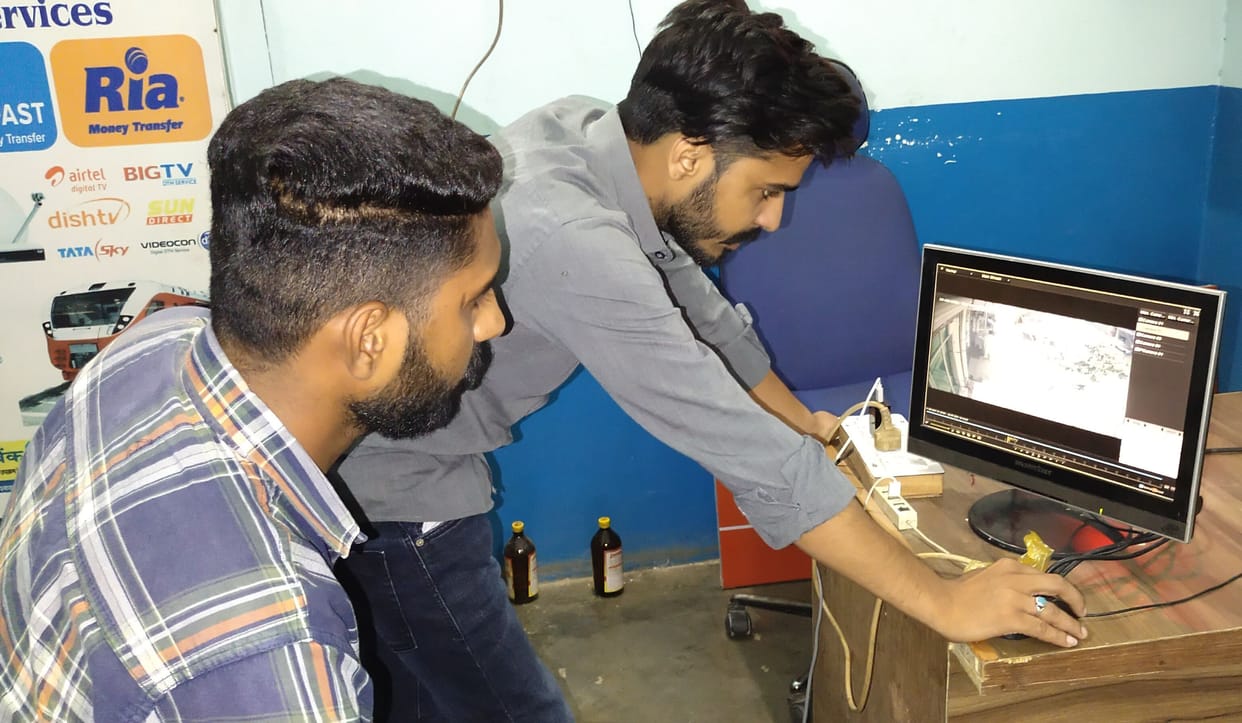 Breaking the lock in three minutes, cash worth Rs 71 thousand was blown away