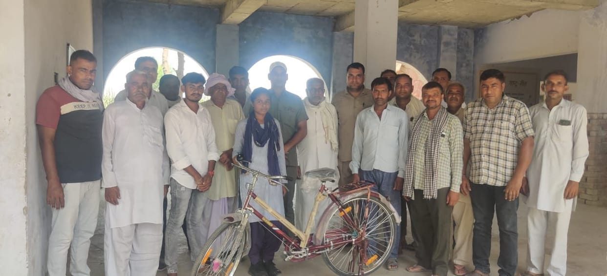 The topper of the school gave the second student a bicycle in the treatment