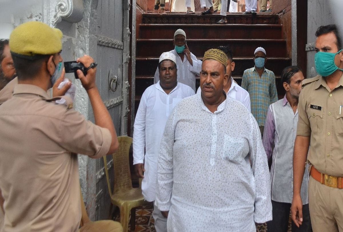 jume ki namaz offered at mosques amid tight security in agra