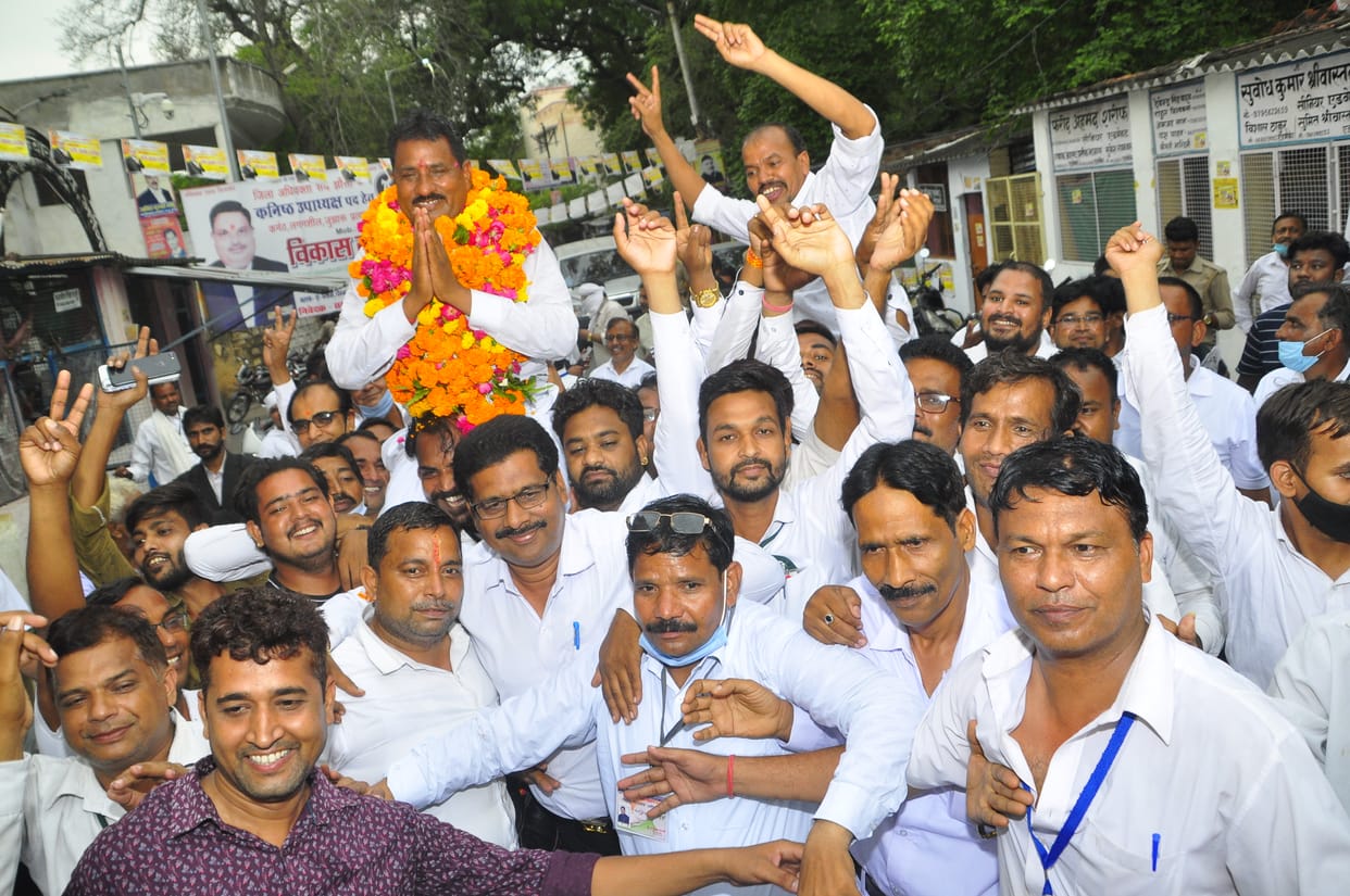 Uday became the President of the Advocates Association and Chhotelal became the General Secretary