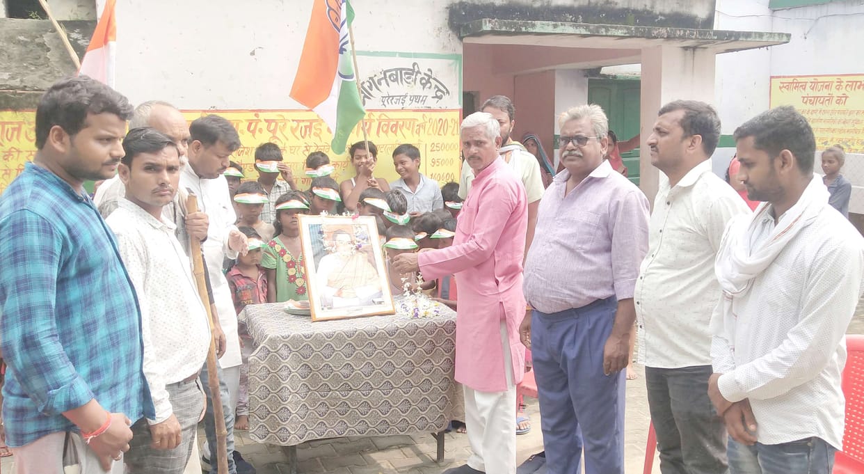 Congressmen took out Prabhat Pheri on the birth anniversary of Rajiv Gandhi