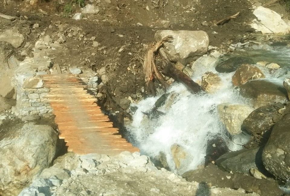 Lonvi built a wooden culvert in Sayun village