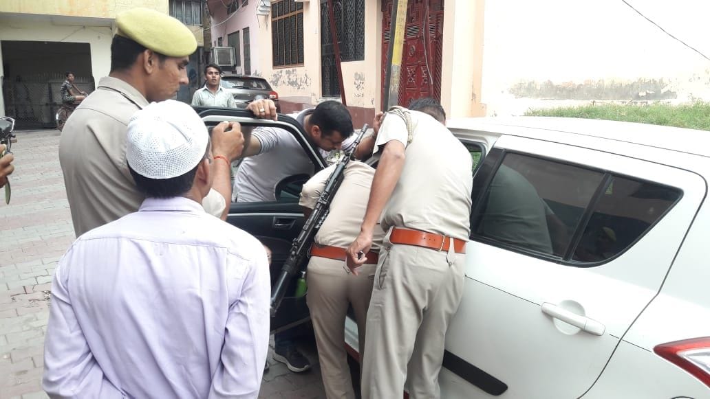 The miscreants ran away by dodging the police and crime branch