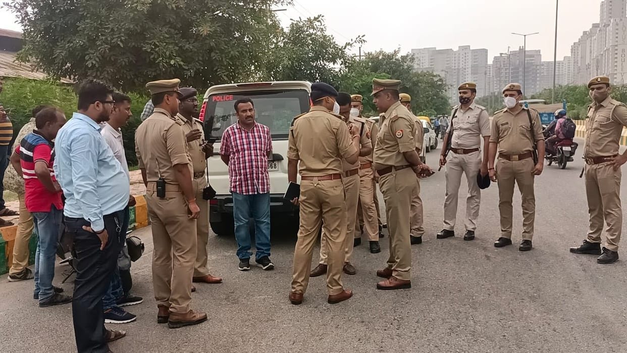 Bike riding miscreants looted 12.67 lakhs by pulling pistols