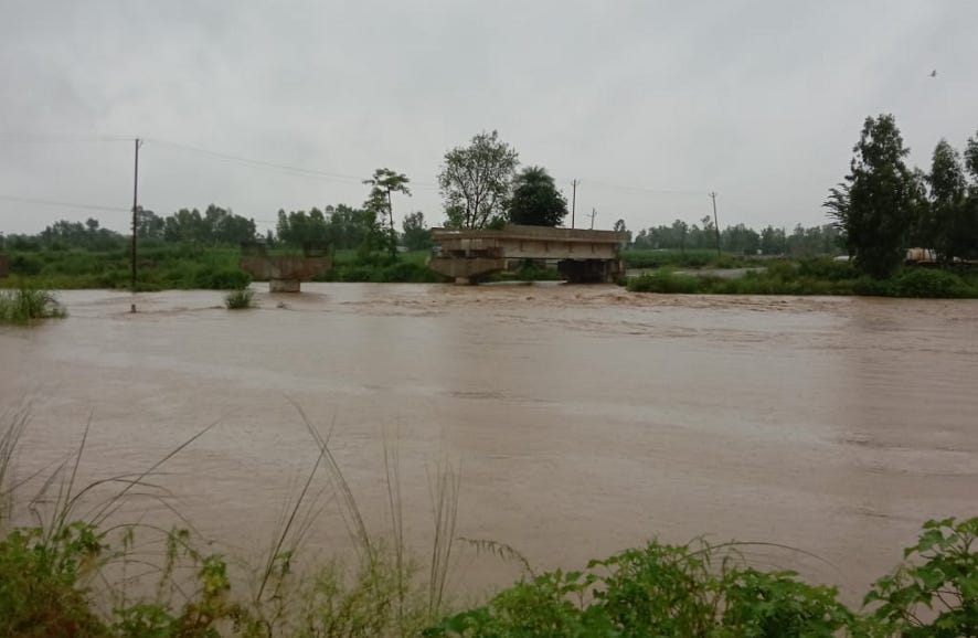 The water level of the rivers increased, the roads remained closed throughout the day