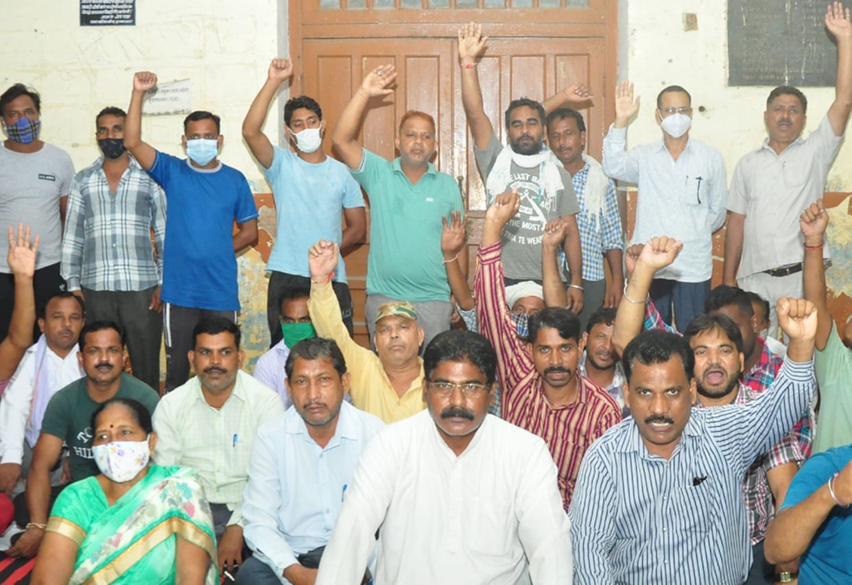 Sanitation workers started indefinite strike in the municipality