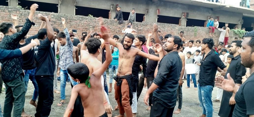 Chained mourning at the Imambara in Saraimer