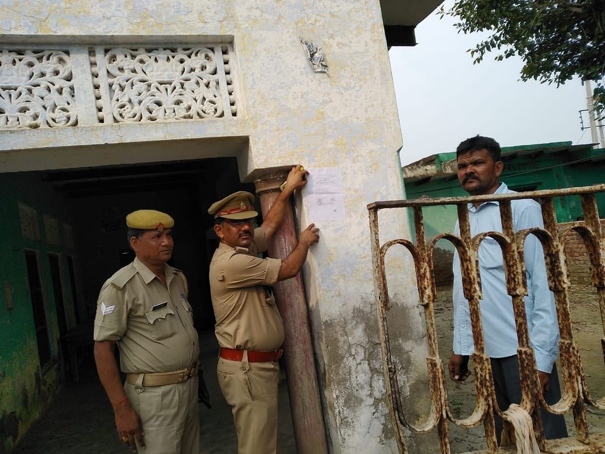 Hathras: Police pasted attachment notices at the houses of two murderers