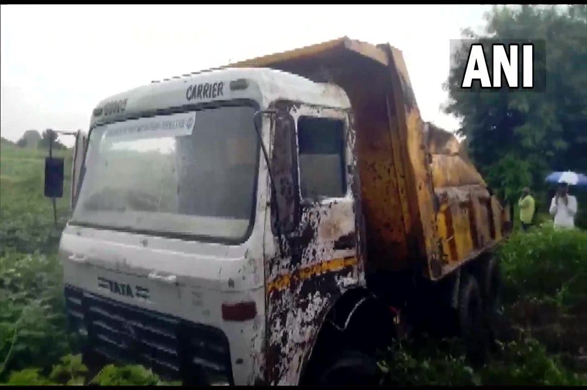 12 labourers killed in Maharashtra Buldhana district vehicle carrying them for Samruddhi Highway project