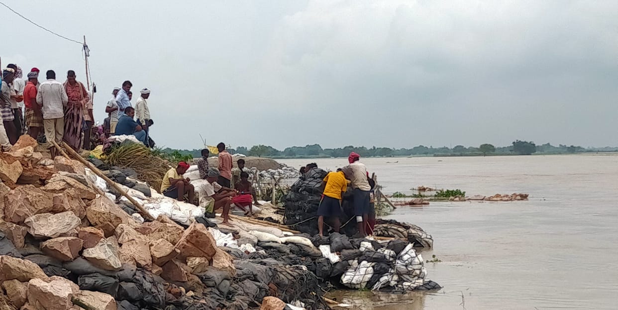 The water level of Ghaghra started decreasing rapidly