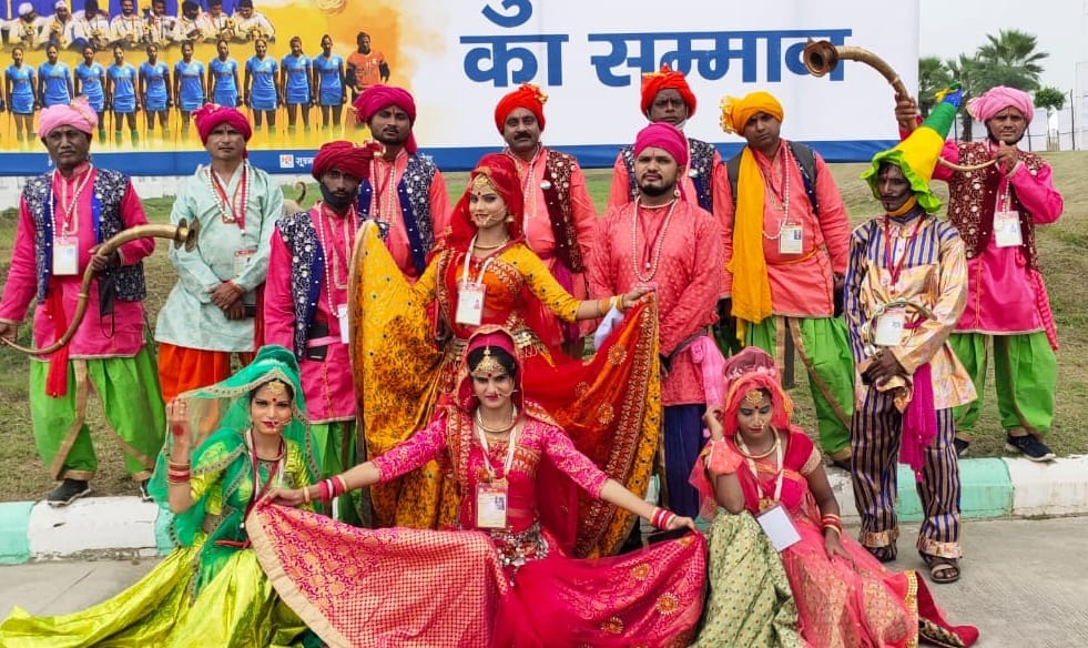Bundeli artists performed Rai dance in front of Olympic players