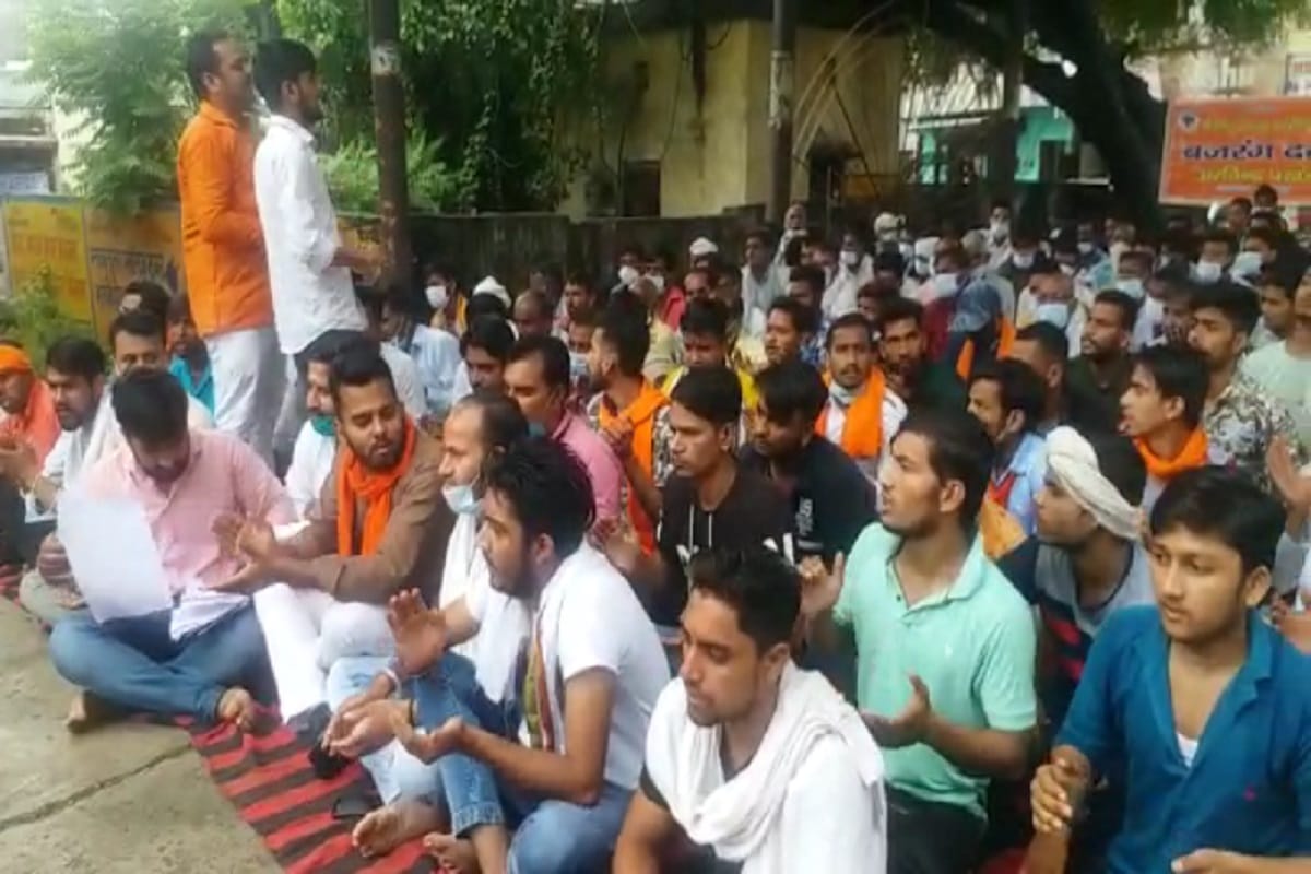 UP News: Bajrang Dal workers staged sit-in protest in Saharanpur and warned of agitation if action is not taken
