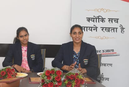 Hockey  players Gurjit kaur and Nisha Warsi ran in Fit India Freedom Run, DRM Prayagraj honored both the Olympians