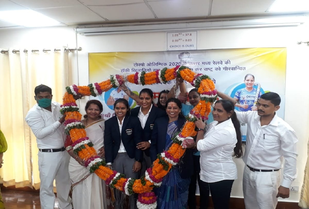 Hockey player Olympian Gurjit Kaur and Nisha Warsi honored in NCR Railway Prayagraj