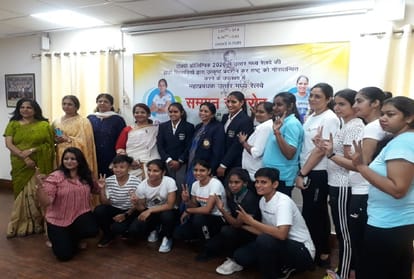 Hockey player Olympian Gurjit Kaur and Nisha Warsi honored in NCR Railway Prayagraj