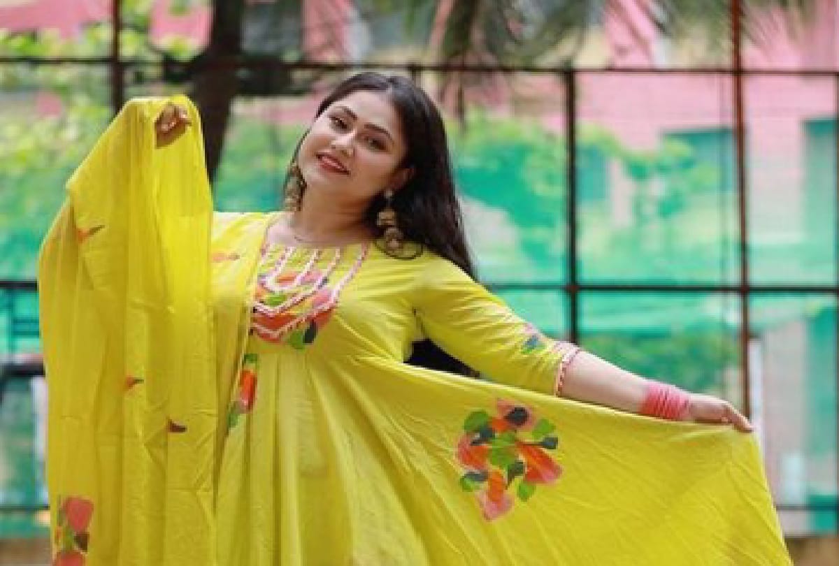 Bhojpuri: Priyanka Pandit showing her style in saree, trolled fiercely after MMS leaked