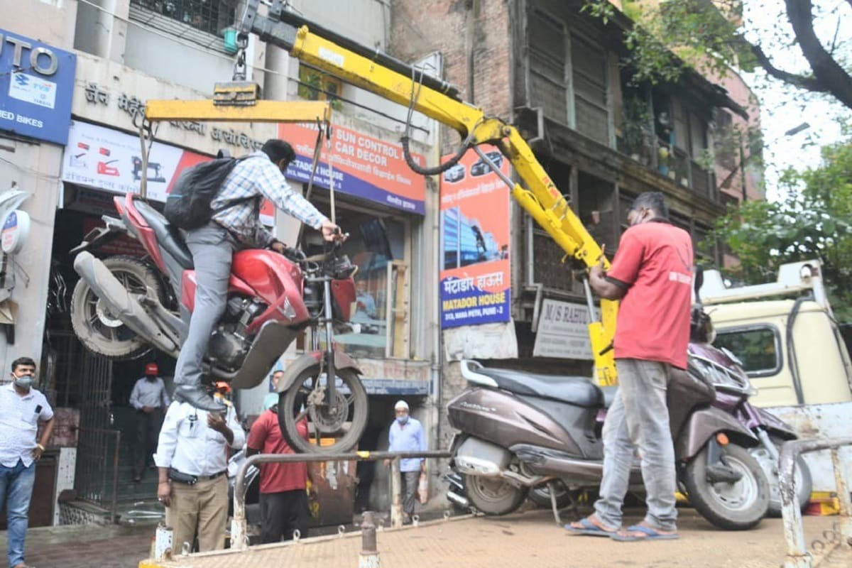 Pune Traffic Police lifts a bike with rider by a crane news in Hindi