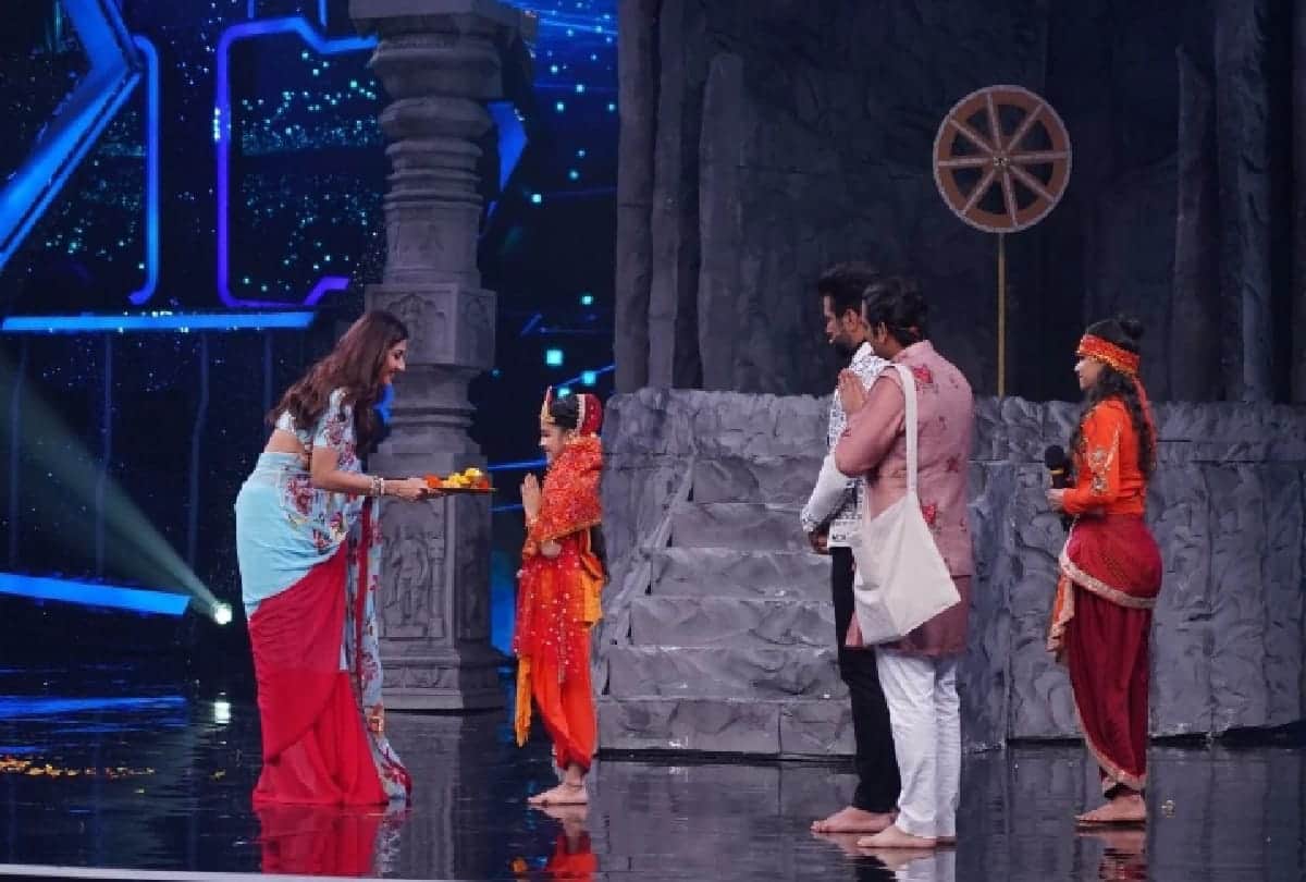 Super dancer chapter 4 Shilpa impressed by Arshiya's dance performance she touched her feet and also perform kanjak pooja for Arshiya