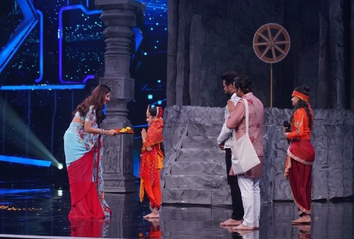 Super dancer chapter 4 Shilpa impressed by Arshiya's dance performance she touched her feet and also perform kanjak pooja for Arshiya