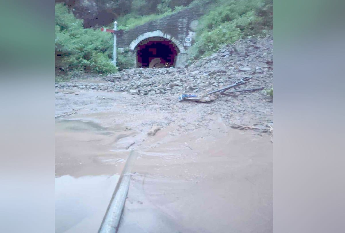 Debris fell on Kalka Shimla track, trains delayed by two hours