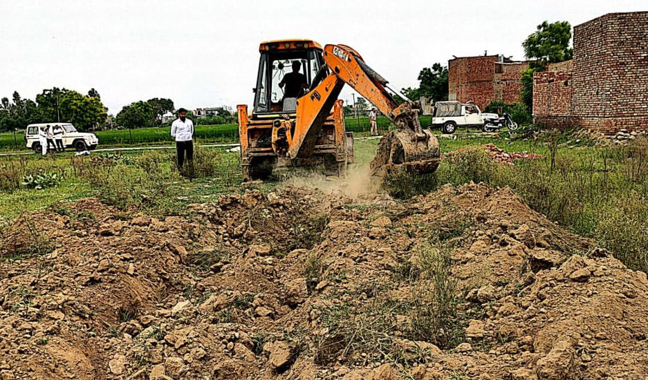 Construction work demolished in illegal colony, walls and foundation removed with the help of JCB