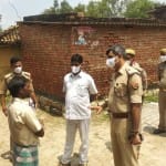 ग्रामीणों से बात करते पुलिस अधिकारी