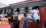 सीट पर कब्जा लेने के लिए खिड़की से चढ़ते बच्चे और लोग । अमर उजाला