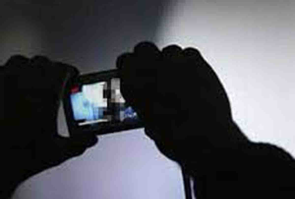 accused arrested for blackmailing girls by making obscene video