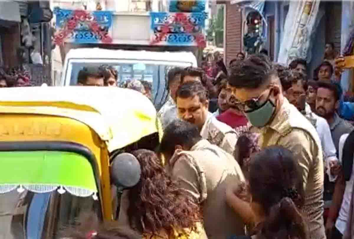 Two youths entered the shopping mall and beat up