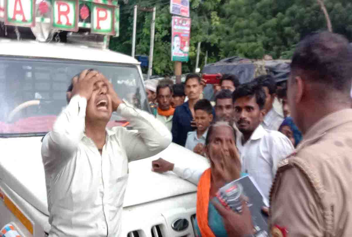 road accident in kannauj, Father-son died after being crushed by truck