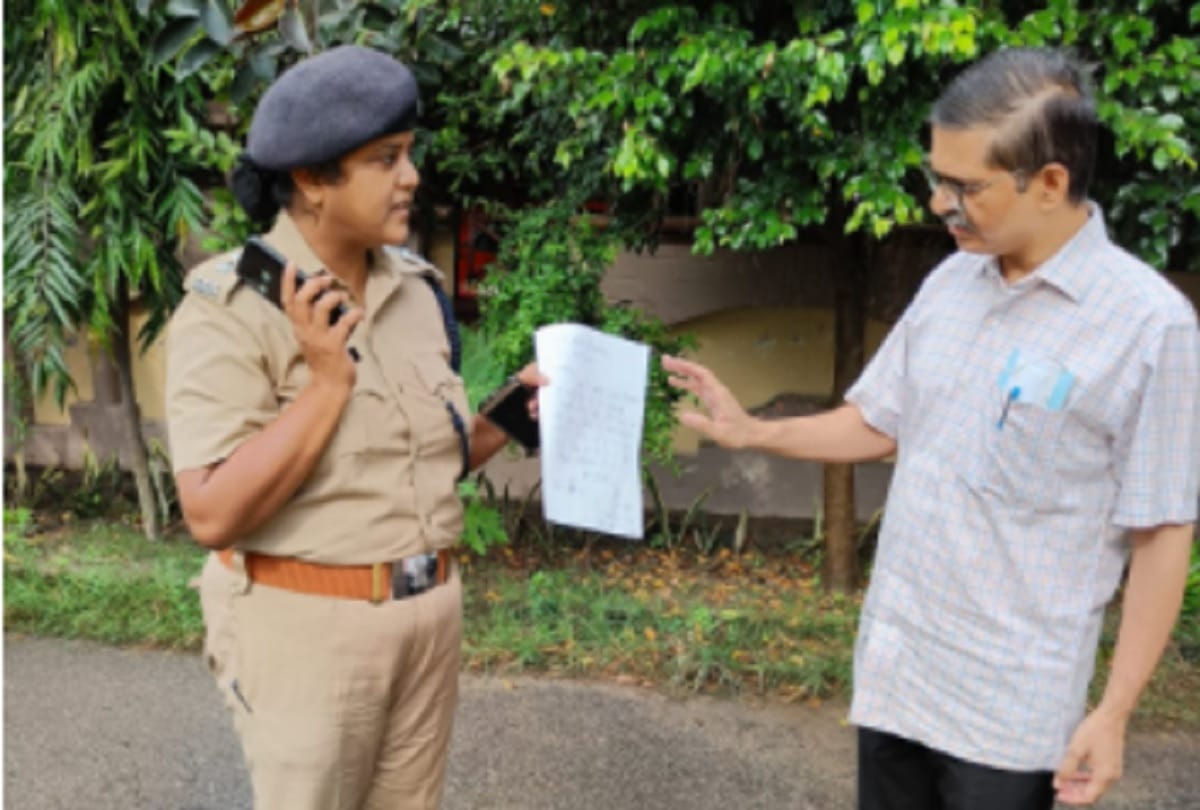 UP: Former IPS Amitabh Thakur house arrested, police stopped in Rail Vihar Colony while going to Gorakhpur
