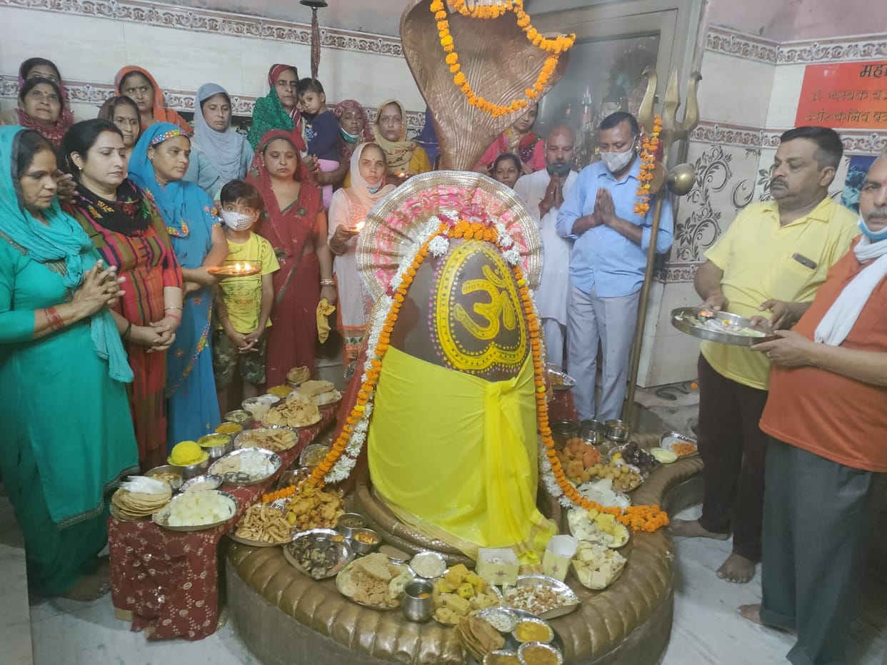 Worship by offering 56 Bhog to Bhole Baba