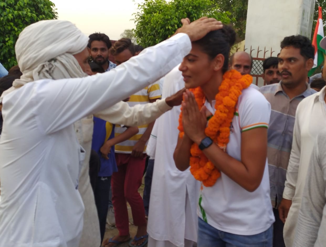 Hockey player Savita Poonia reached ancestral village Jodhkan, villagers honored by taking out road show